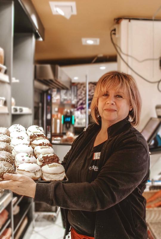 Bäckereifachverkäuferin mit Berliner